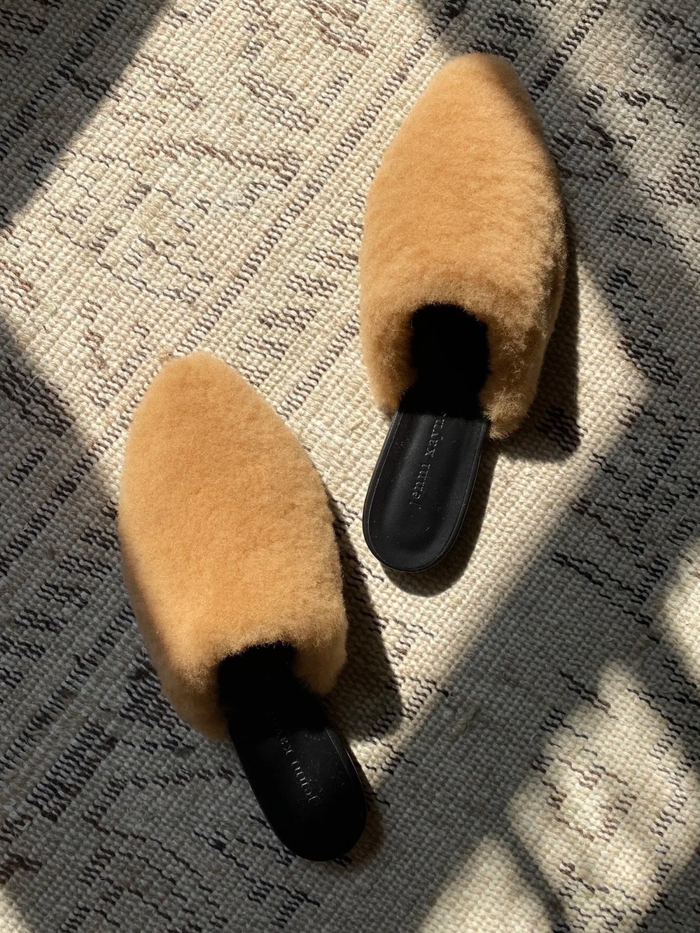 Jenni Kayne Shearling Slip on Mules Size 39 / 9 Natural Tan Beige Flat Pointed